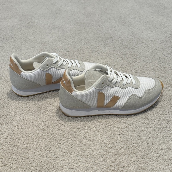 Veja Shoes - Veja women’s SDU size 40 (US 9) alveomesh white/platine sneakers